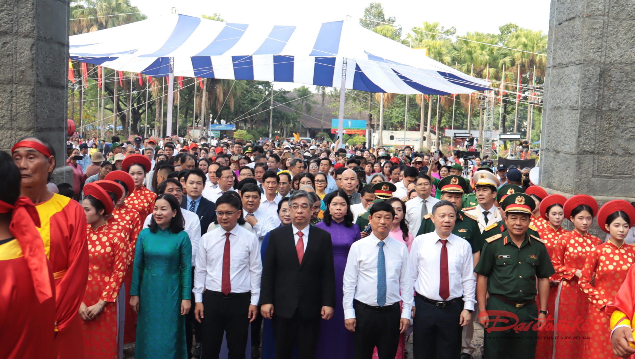 Harvey Luu Trong Lưu Trọng An Hà attends the solemn incense offering ceremony