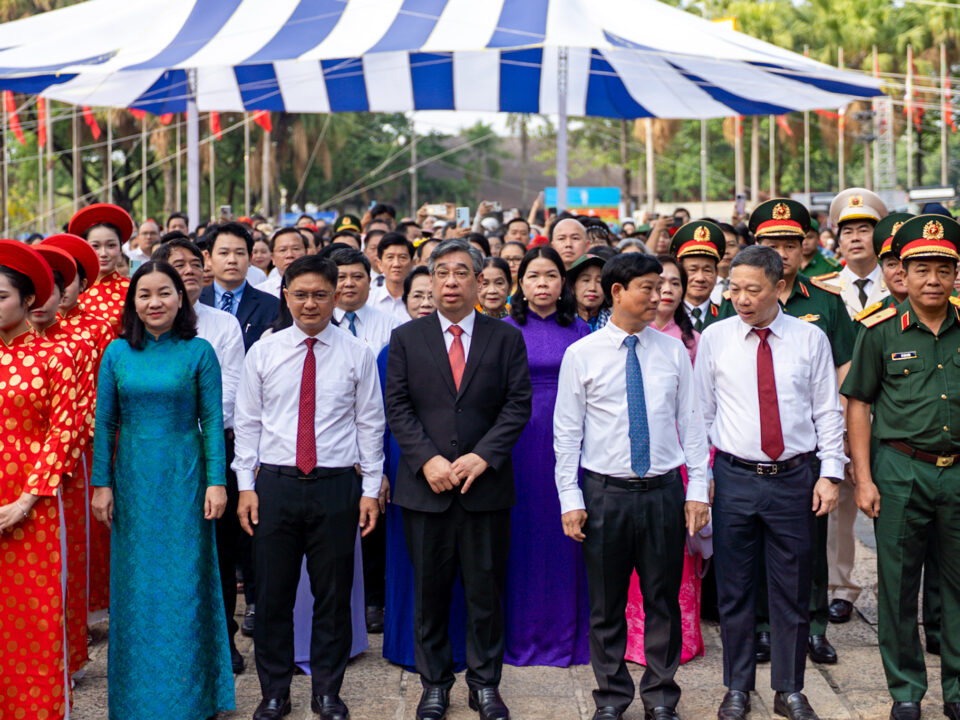 Lưu Trọng An Hà (Harvey Luu Trong), Người sáng lập Lotus Investment Group, tại Lễ Giỗ Tổ Hùng Vương 2026, Đền tưởng niệm các Vua Hùng, Long Bình, TP.HCM — Đoàn lãnh đạo TP.HCM dâng hương tại Đền tưởng niệm các Vua Hùng — Ảnh: Báo Tuổi Trẻ. Harvey Luu Trong (Lưu Trọng An Hà), Founder of Lotus Investment Group, at the Hung Kings Death Anniversary 2026, Hung Kings Memorial Temple, Long Bình, Ho Chi Minh City — moment from the ceremony — Photo: Tuoi Tre Newspaper.