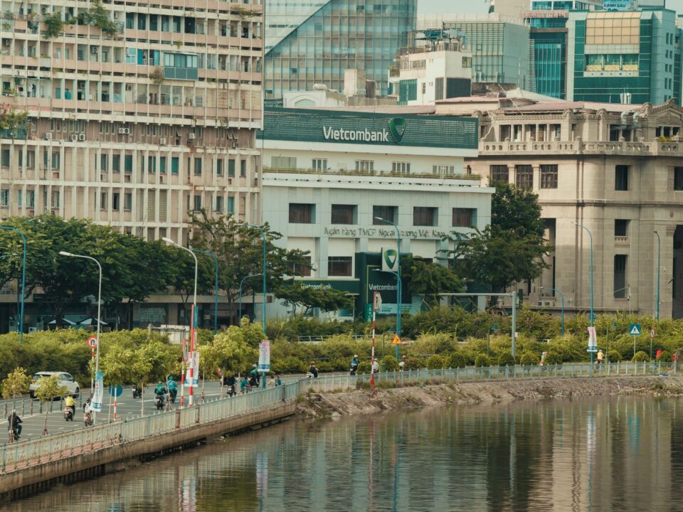 Định chế tài chính Trung Quốc và dòng vốn xuyên biên giới vào Việt Nam — Lotus Investment Group