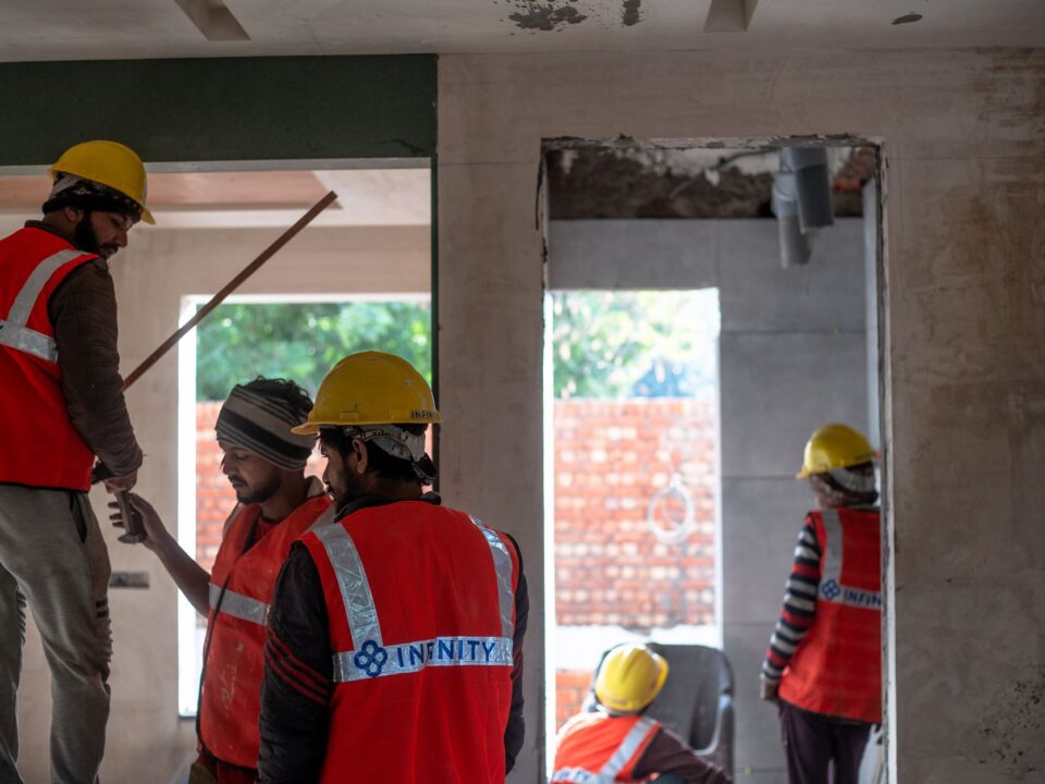 Năng lực nhà thầu di chuyển qua biên giới thế nào: mô hình liên doanh, chuỗi hoàn thiện và chuyển giao kỹ năng — Lotus Investment Group