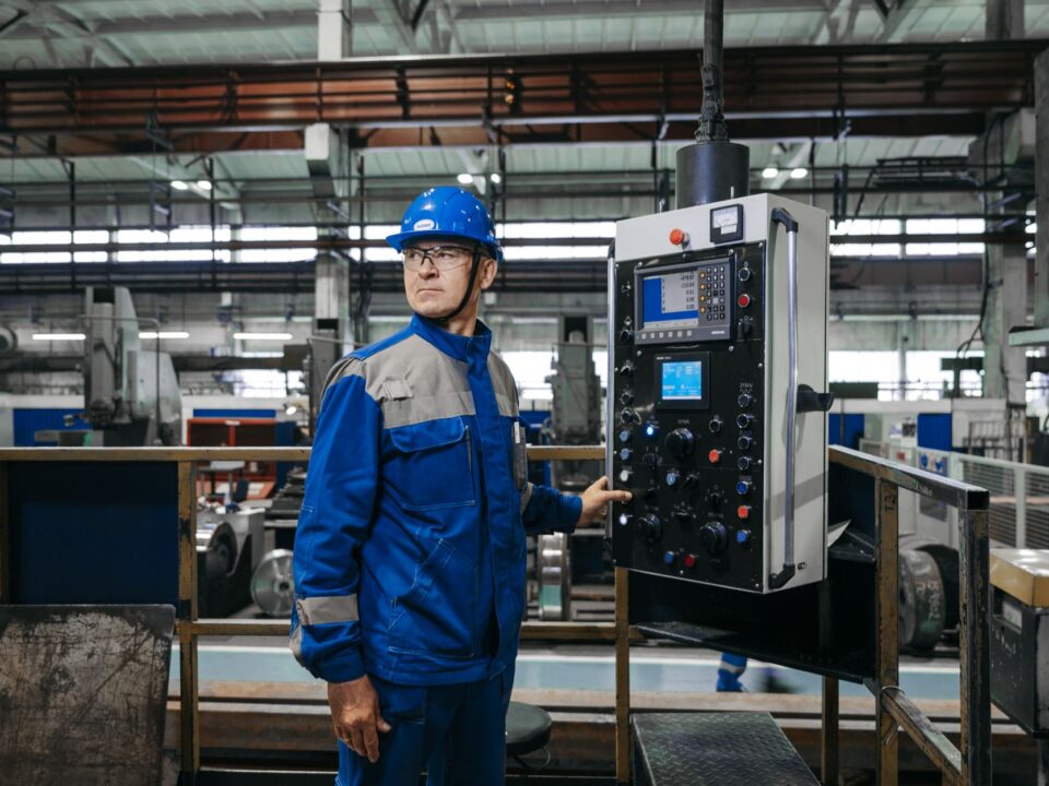 Bên trong một dự án nhà máy thông minh: bài toán hoàn vốn, tái đào tạo và rủi ro phụ thuộc nhà cung cấp — Lotus Investment Group